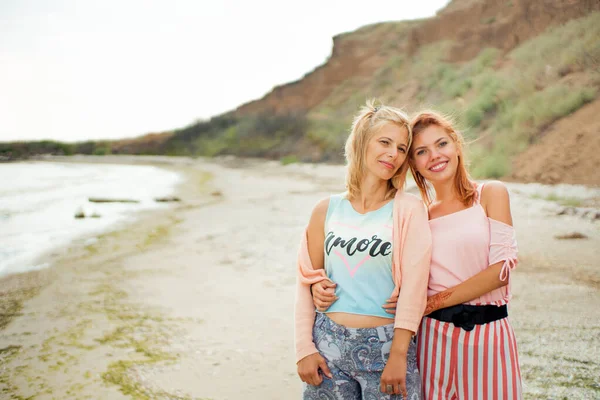 Volwassen Dochter Knuffels Mam Zee Kust Beide Zijn Glimlachen — Stockfoto