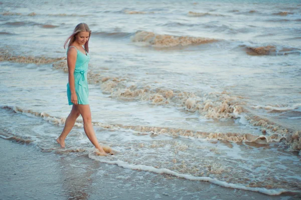 Belle Femme Heureuse Souriante Marchant Sur Bord Mer — Photo