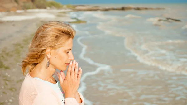 Красивая Женщина Молится Берегу Моря — стоковое фото