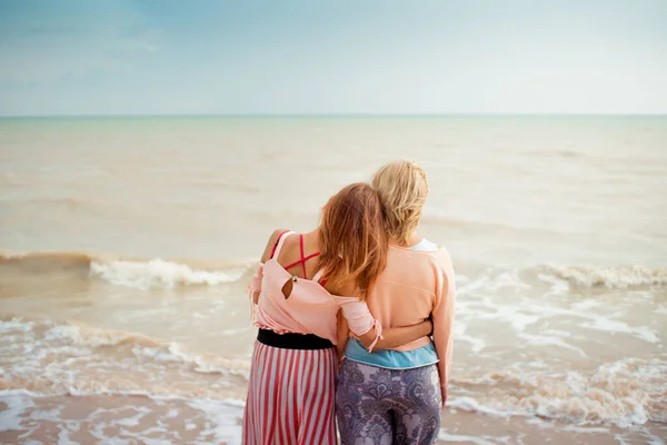 Adulte Fille Étreint Maman Sur Bord Mer — Photo