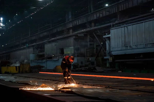 Travailleur Effectuant Une Soudure Industrielle Dans Une Aciérie — Photo