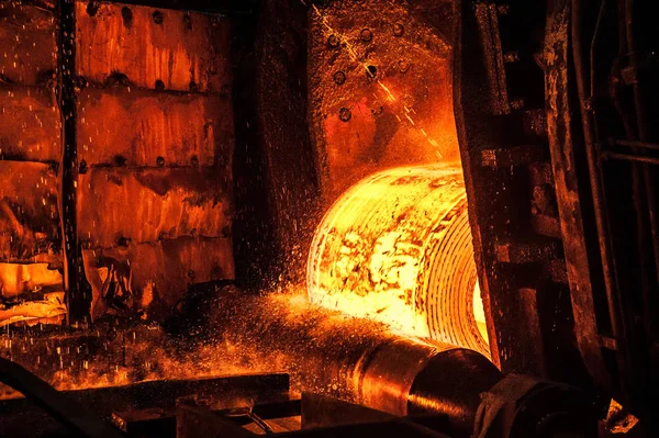 Sıcak Metal Rulo Konveyör Bant Üzerinde — Stok fotoğraf