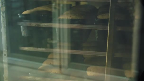 Ekmek Fırınlardaki Kalıplarda Pişiriliyor — Stok video