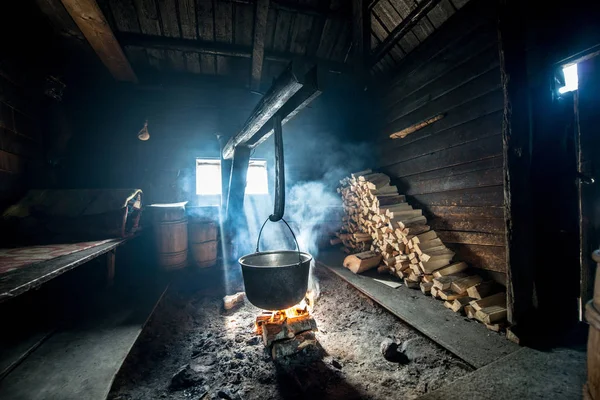 Caldero en hoguera en una casa de madera, cocinar queso — Foto de Stock
