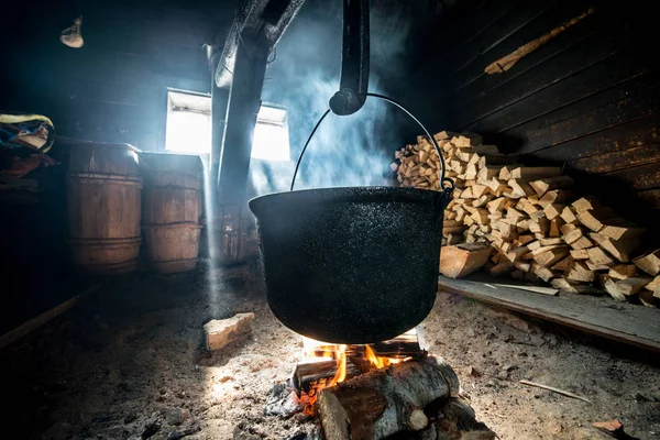 Ketel Vreugdevuur Een Houten Huis Kaas Koken — Stockfoto