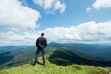 Genç adam dağın tepesinde.