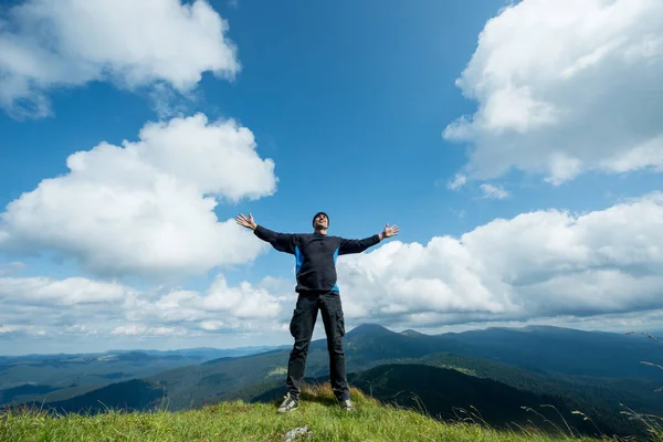 Feliz Joven Viajero Cima Montaña —  Fotos de Stock