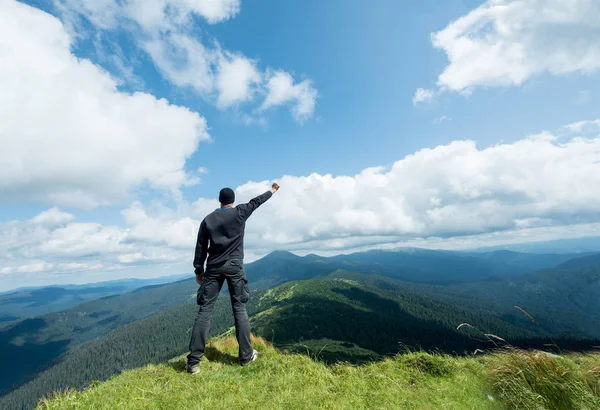 Feliz Joven Viajero Cima Montaña —  Fotos de Stock