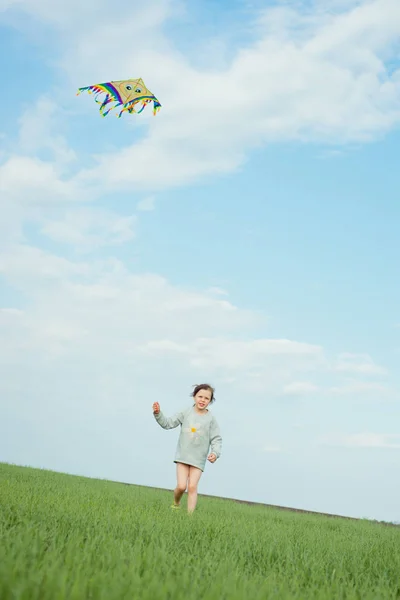 Joyeux Petite Fille Court Joue Avec Cerf Volant Sur Terrain — Photo