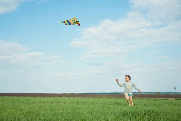 Veselé Děvčátko Běží Hraje Drakem Zeleném Poli — Stock fotografie