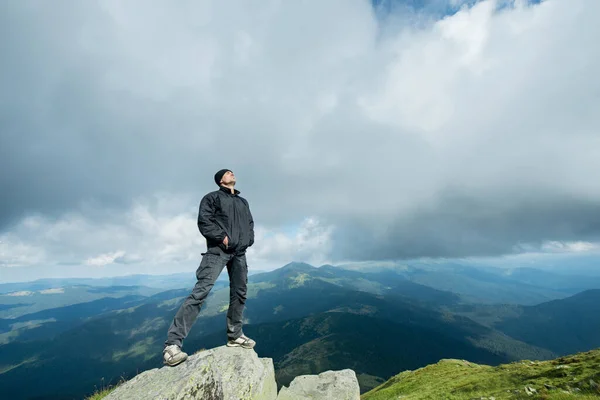 Giovane Sulla Cima Della Montagna — Foto Stock