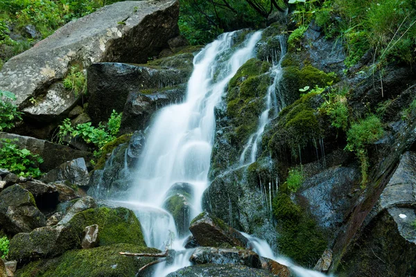 Scenic Vízesés Zöld Kárpátok Hegyek Hosszú Expozíció — Stock Fotó