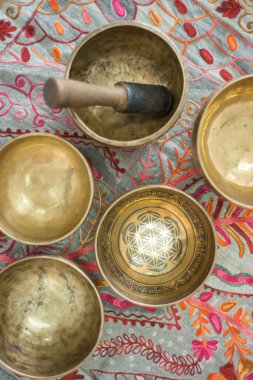 Meditasyon için Tibet şarkı kaseleri