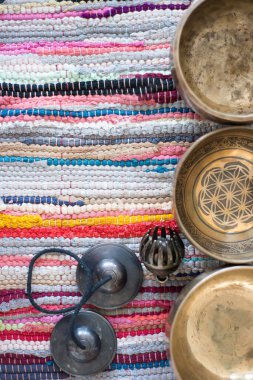 Tibet şarkı kaseleri ve Tibet çanları meditasyon için.