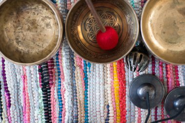 Tibet şarkı kaseleri ve Tibet çanları meditasyon için.