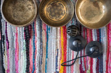 Tibet şarkı kaseleri ve Tibet çanları meditasyon için.