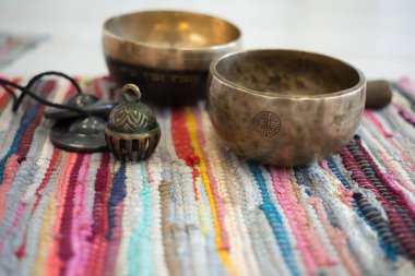 Tibet şarkı kaseleri ve Tibet çanları meditasyon için.