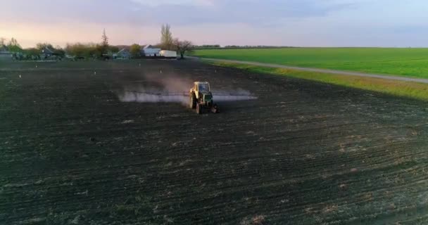 Tractor Met Getrokken Sproeiapparaat Sproeichemicaliën Landbouwgebied Luchtzicht — Stockvideo