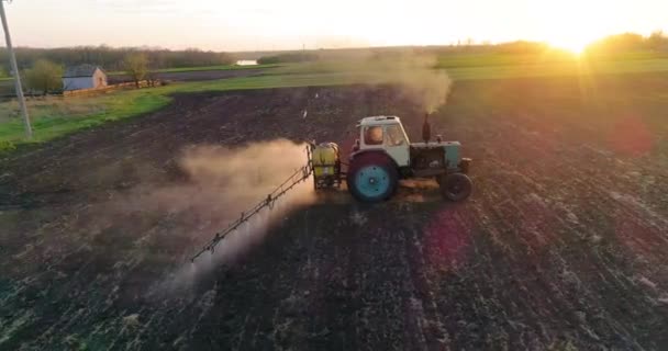 Tractor Met Getrokken Sproeiapparaat Sproeichemicaliën Landbouwgebied Luchtzicht — Stockvideo