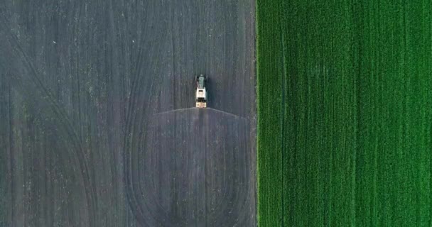 Tarımsal Alana Kimyasal Püskürten Püskürtücü Yüklü Bir Traktör Hava Görünümü — Stok video