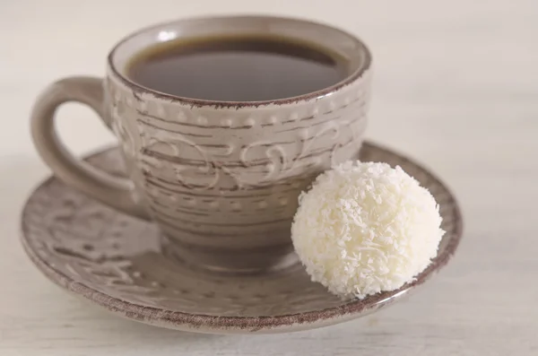 Dulces de coco blanco con taza de café — Foto de Stock