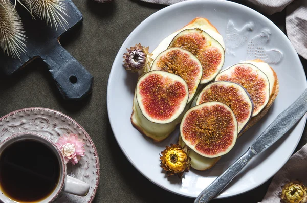 Bruschetta füme suluguni bal ve incir ile 