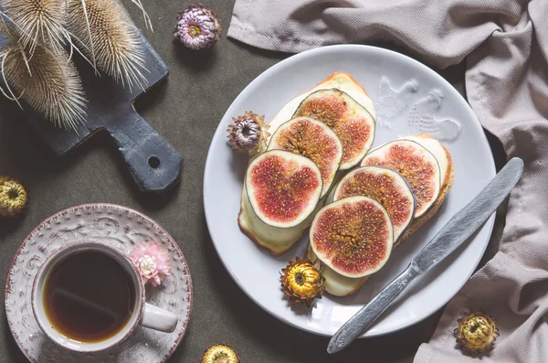 Bruschetta mit geräuchertem Suluguni-Honig und Feigen — Stockfoto