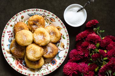 Grup Donuts şeker bir plaka ve krizantem   