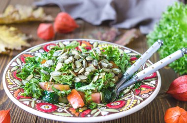Kabak çekirdeği ile taze sebze ve yeşillik salatası  