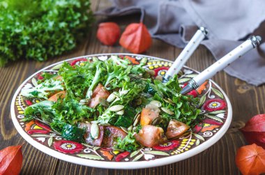 Kabak çekirdeği ile taze sebze ve yeşillik salatası  