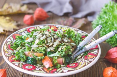 Kabak çekirdeği ile taze sebze ve yeşillik salatası  