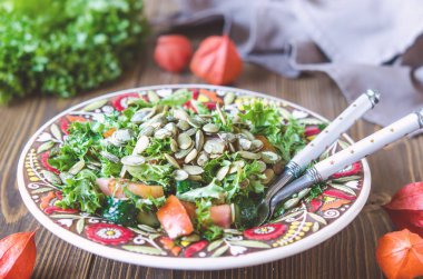 Kabak çekirdeği ile taze sebze ve yeşillik salatası  