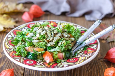 Kabak çekirdeği ile taze sebze ve yeşillik salatası  