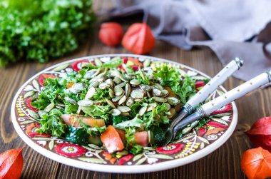 Kabak çekirdeği ile taze sebze ve yeşillik salatası  
