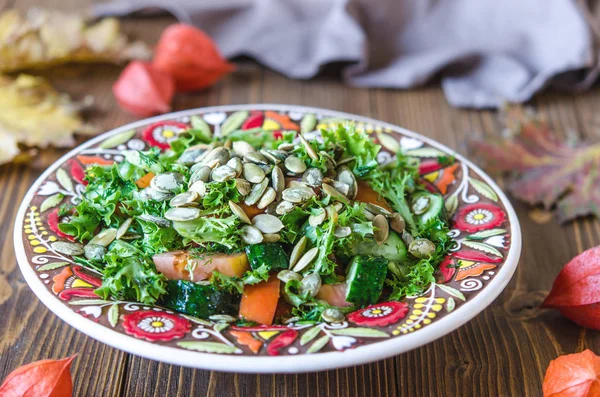 Fresh vegetables and greens salad with pumpkin seeds — Stock Photo, Image