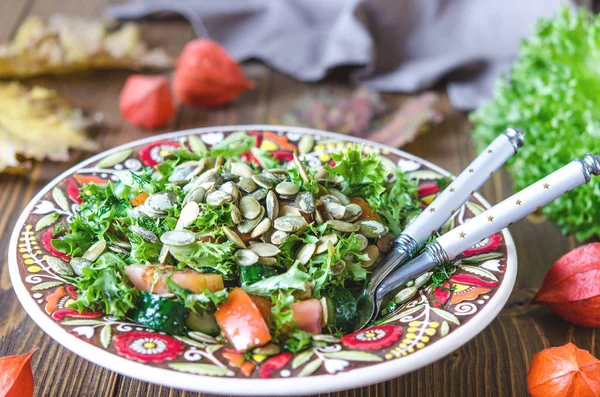 Färska grönsaker och gröna sallad med pumpafrön — Stockfoto