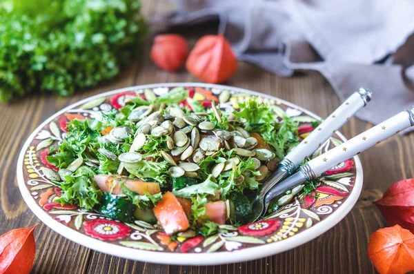 Салат зі свіжих овочів та зелені з гарбузовим насінням — стокове фото