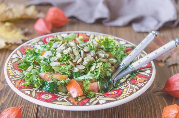 Свежие овощи и салат из тыквы — стоковое фото
