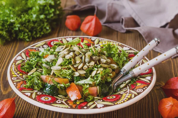 신선한 야채와 채소 샐러드와 호박 씨앗 — 스톡 사진