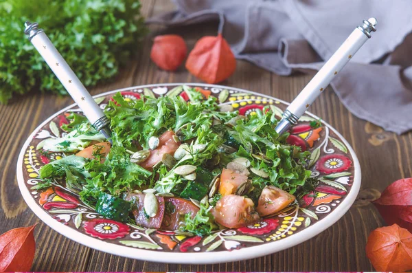 신선한 야채와 채소 샐러드와 호박 씨앗 — 스톡 사진