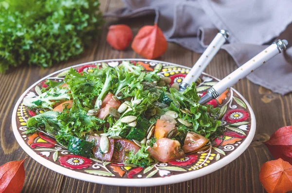 Kabak çekirdeği ile taze sebze ve yeşillik salatası  