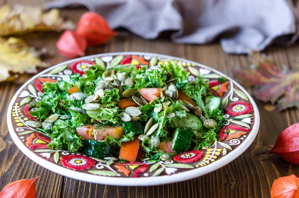 Kabak çekirdeği ile taze sebze ve yeşillik salatası  