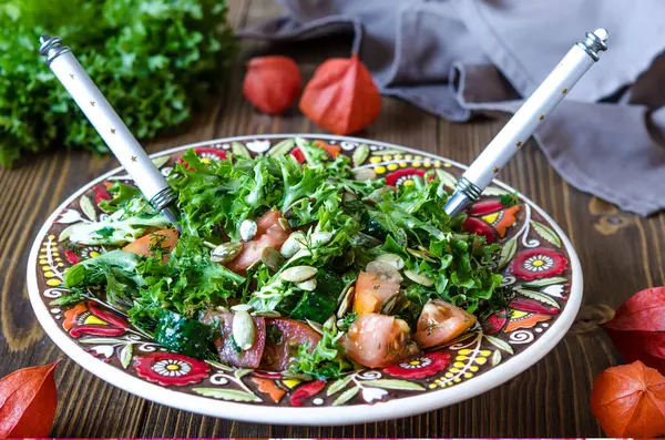 Verse groenten en groene salade met pompoenpitten — Stockfoto