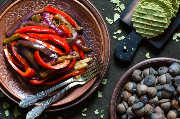 Förrätt av aubergine paprika lök och balsamvinäger — Stockfoto