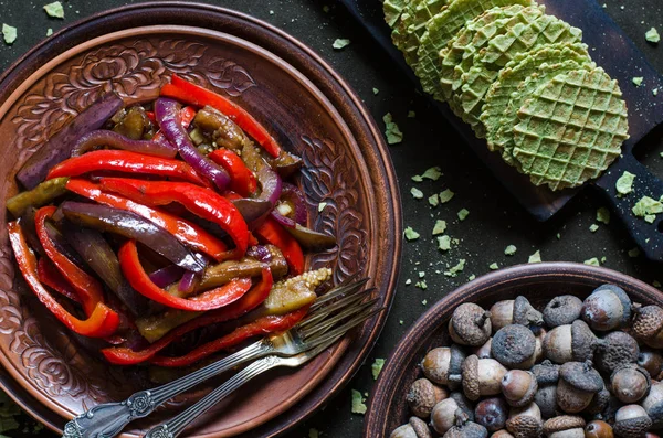 Förrätt av aubergine paprika lök och balsamvinäger — Stockfoto