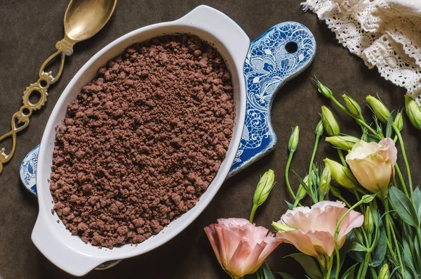 Crumble au chocolat avec poires et prunes et un bouquet de fleurs — Photo