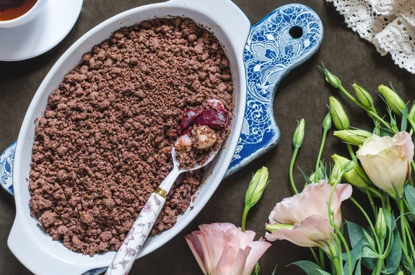 Chocolate desmenuzado con peras y ciruelas y un ramo de flores —  Fotos de Stock