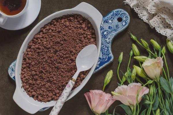 Crumble au chocolat avec poires et prunes et un bouquet de fleurs — Photo