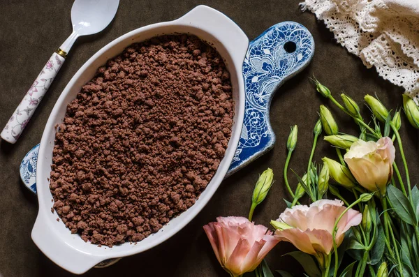 Schokoladenbrösel mit Birnen und Pflaumen und einem Blumenstrauß — Stockfoto