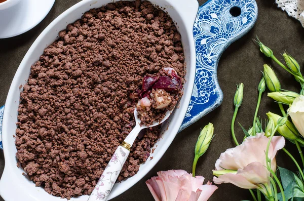 Chocolate desmenuzado con peras y ciruelas y un ramo de flores —  Fotos de Stock